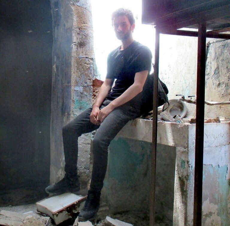 Théo dans une maison en ruines dans la colonie de Hebron